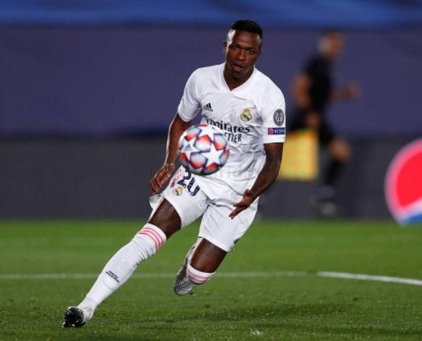 Vinicius recogió rápido el balón tras marcar su gol.