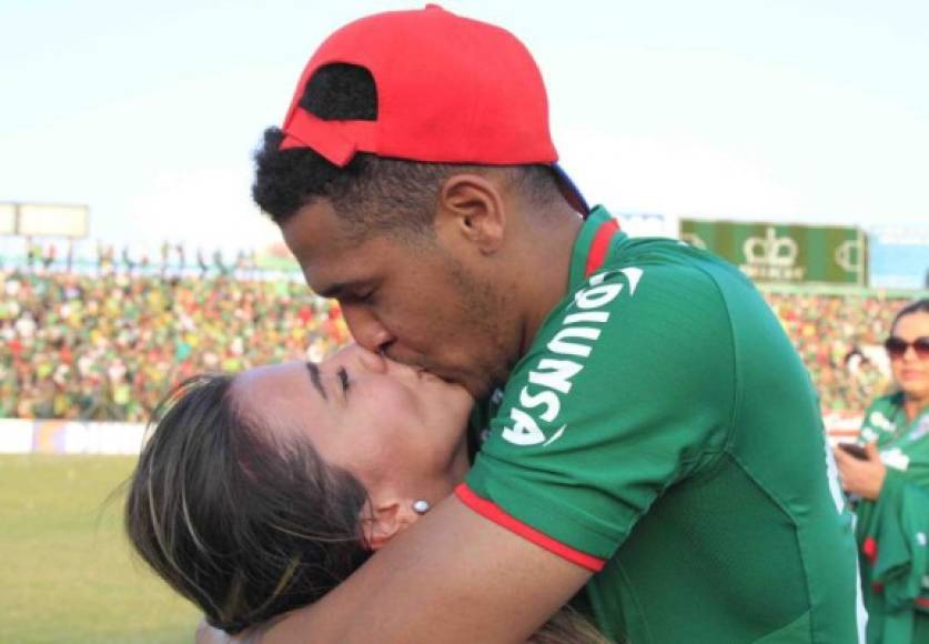 Yaudel Lahera y su ahora esposa celebrando el título que conquistó con el Marathón.