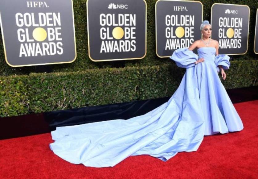 Gaga una de las estrellas del año gracias a 'A Star is Born', llegó con un exuberante vestido largo azul celeste.