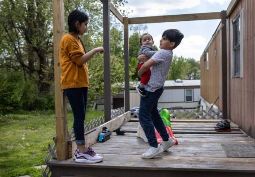 Según datos de la Oficina de Aduanas y Protección Fronteriza Estadounidense (CBP, en inglés), casi 19.000 menores de edad fueron detenidos en marzo y se espera que el número se duplique en abril.