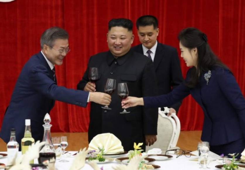 Kim Jong Un desempeñó su mejor papel como anfitrión al ofrecer un lujoso banquete al presidente surcoreano, Moon Jae-in, que cerró este miércoles una visita a la capital norcoreana dejando atrás las graves tensiones entre las dos Coreas que estuvieron a punto de desatar una guerra el año pasado.