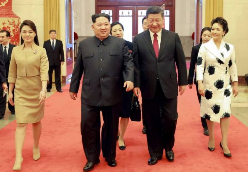 La histórica visita del dirigente norcoreano Kim Jong-un a China era 'no oficial', pero los anfitriones desplegaron toda la pompa de las grandes ocasiones, con un espectacular banquete, sonrisas, fotos con las esposas, caravanas de autos y flores por doquier para recibir al líder norcoreano en su primera visita diplomática.