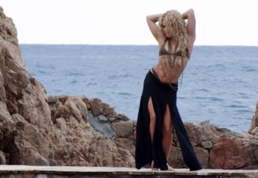 La cantante estuvo en Tossa de Mar rodando una publicidad en la que aparece con la parte de arriba de un bikini y una falda con rajas.