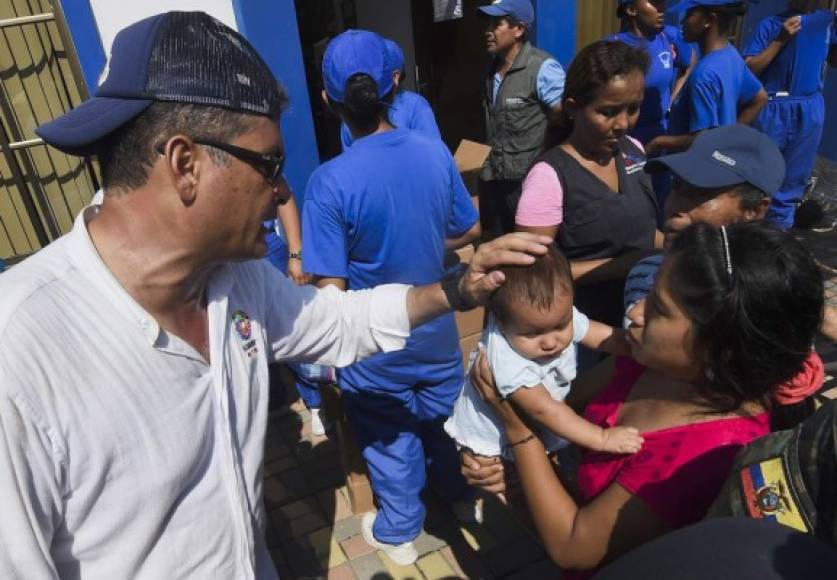 El presidente ecuatoriano Rafael Correa ha realizado un recorrido por las ciudades más afectadas tras el devastador terremoto de magnitud 7,8 que estremeció el país el pasado sábado dejando una estela de muerte y destrucción.