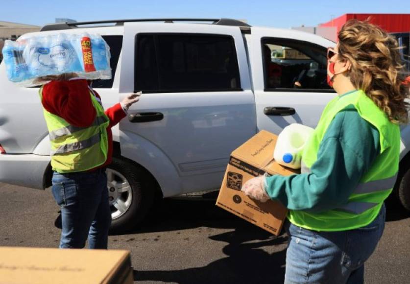 En tanto, miles de texanos comenzaron a recuperar este fin de semana los servicios de agua potable y electricidad tras la ola de frío polar sin precedentes que paralizó durante varios días a este estado del sur de Estados Unidos más habituado a las altas temperaturas que al frío.