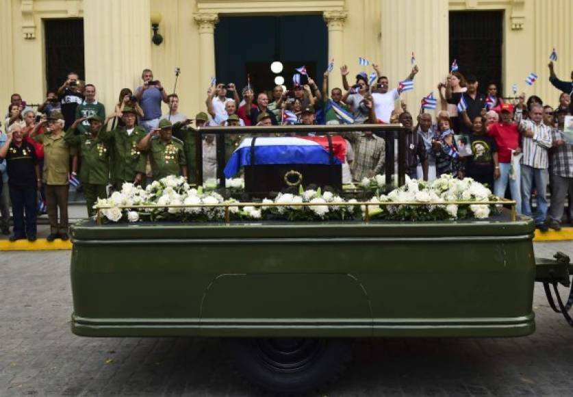 Fidel Castro, el líder de la Revolución cubana, que desafió a Estados Unidos y convulsionó a América Latina fue enterrado este domingo tras una semana de multitudinarios homenajes.