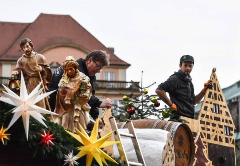 Alemania. <br/>Antiguo mercado navideño. Trabajadores ultiman las preparaciones de la 583 edición del mercado navideño “Striezelmarkt” en Dresde.