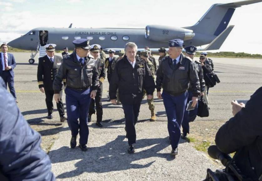 El ministro chileno de Defensa, Alberto Espina, supervisa el operativo de búsqueda y rescate de la aeronave.
