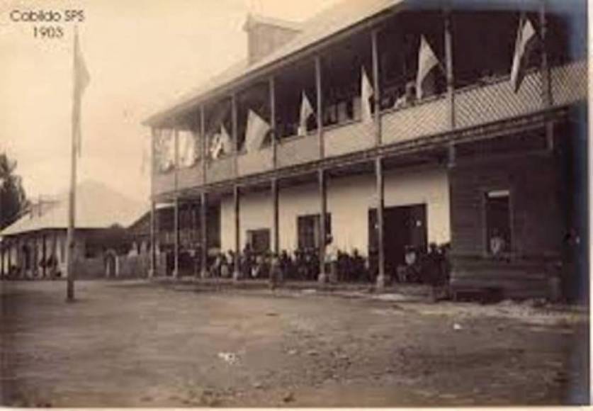 Así lucía la parte frontal del Cabildo de San Pedro Sula en 1903. La estructura fue remodelada y el paso vehicular por el frente de la instalación fue cerrado para convertirlo en parte del parque central de la ciudad.