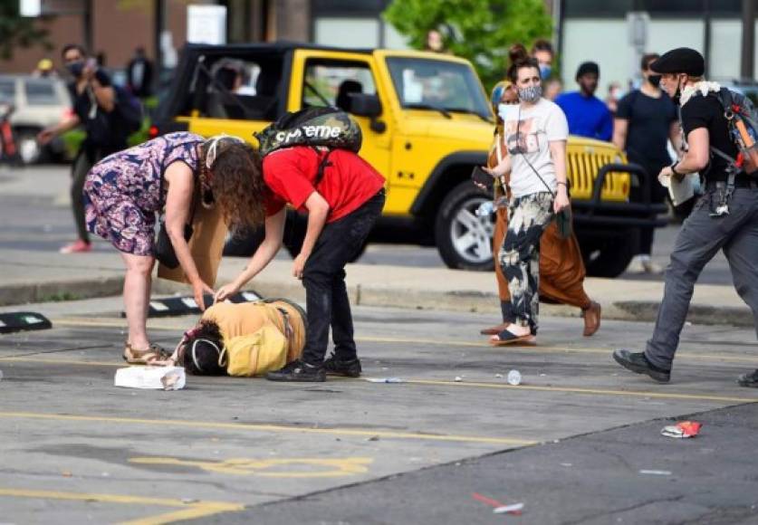 Las protestas se multiplicaron también en otras zonas de Estados Unidos, como Los Ángeles, donde fue bloqueada brevemente una autopista por los manifestantes.