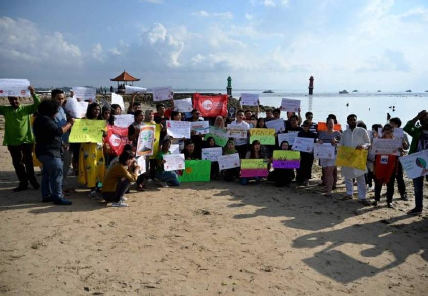 En las calles o en las playas, la gente salió a manifestarse, como este grupo en la isla de Bali, en Indonesia.