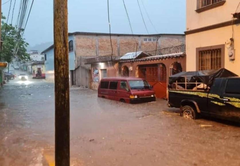 Las lluvias en el occidente y otras regiones de Honduras se producen debido a una onda tropical. 