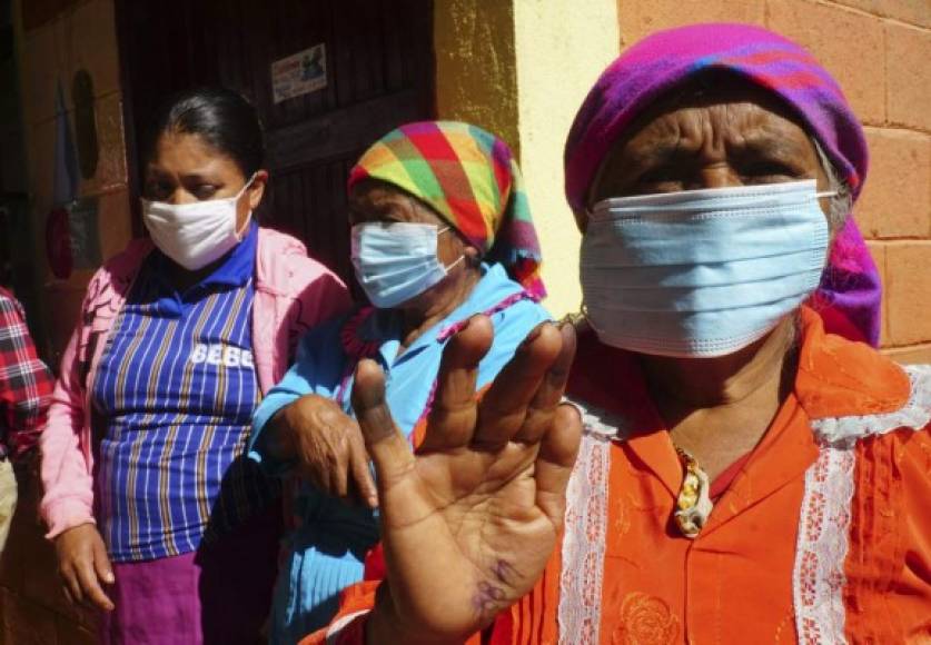 Los hondureños acudieron masivamente a los centros de votación, en actitud de compromiso ciudadano.