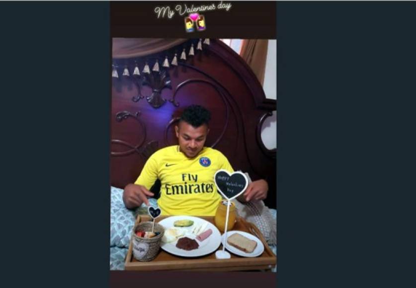 Mario Martínez, mediocampista hondureño del Real España, fue sorprendido por su esposa Erika Cabrera con este desayuno en la cama.