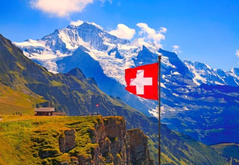 Suiza es uno de los países más pacíficos de Europa, no participa en un conflicto internacional desde 1815. Este país es uno de los más desarrollados del mundo, es sede de la mayoría de organismos internacionales como la FIFA y la ONU (oficinas).