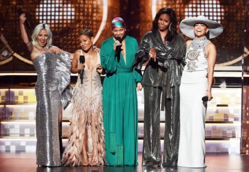 Poco después de iniciar la ceremonia JLo se unió Alicia Keys, Lady Gaga, Jada Pinkett Smith y la exprimera dama Michelle Obama para hablar sobre el poder de la música.