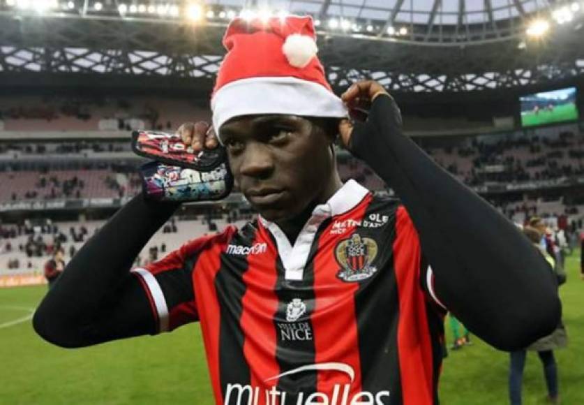 Mario Balotelli dispuesto a poner fin a su etapa en el Niza. El representante del futbolista italiano ha afirmado que atienden ofertas procedentes de la Premier League. El atacante ha disputado ocho encuentros en la Ligue 1, consiguiendo anotar ocho tantos.