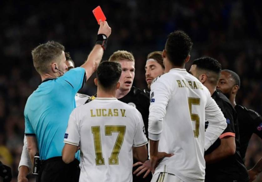 El árbitro Daniele Orsato le muestra la tarjeta roja a Sergio Ramos por una falta contra Gabriel Jesús.