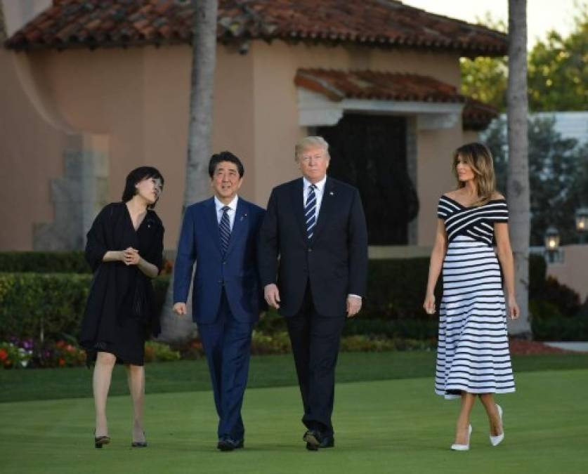 Melania complementó su look con unos tacones blanco de su diseñador favorito.