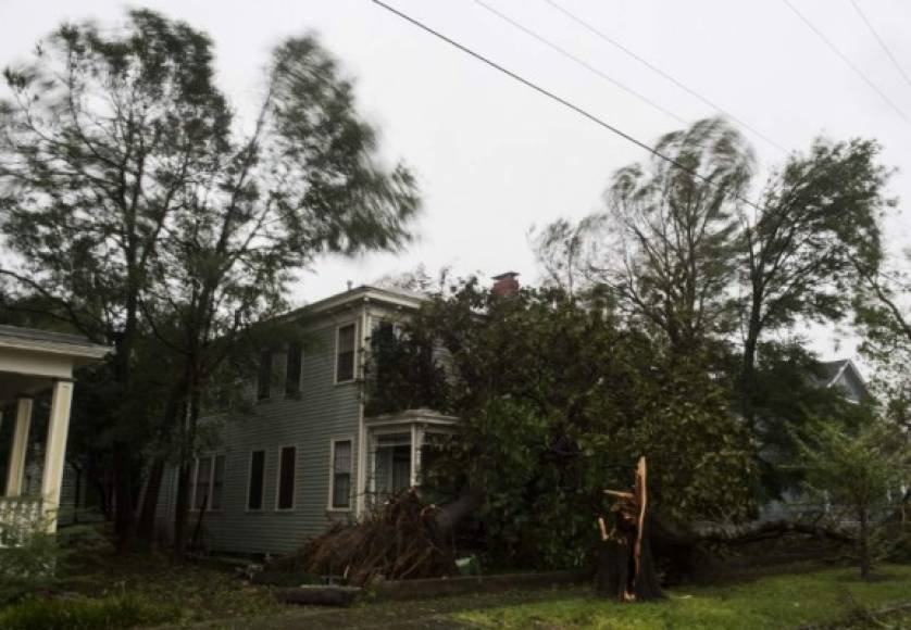 'La tormenta está causando estragos', dijo el gobernador de Carolina del Norte, Roy Cooper, al señalar que medio millón de personas están sin electricidad en el estado.