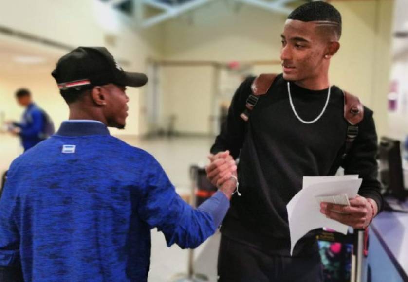 Dos nuevas caras. El delantero Douglas Martínez del Real Salt Lake de la MLS fue convocado por primera vez a la selección adulta y fue recibido por Edwin Solano, otro de los jovénes que es del agrado de Fabián Coito.