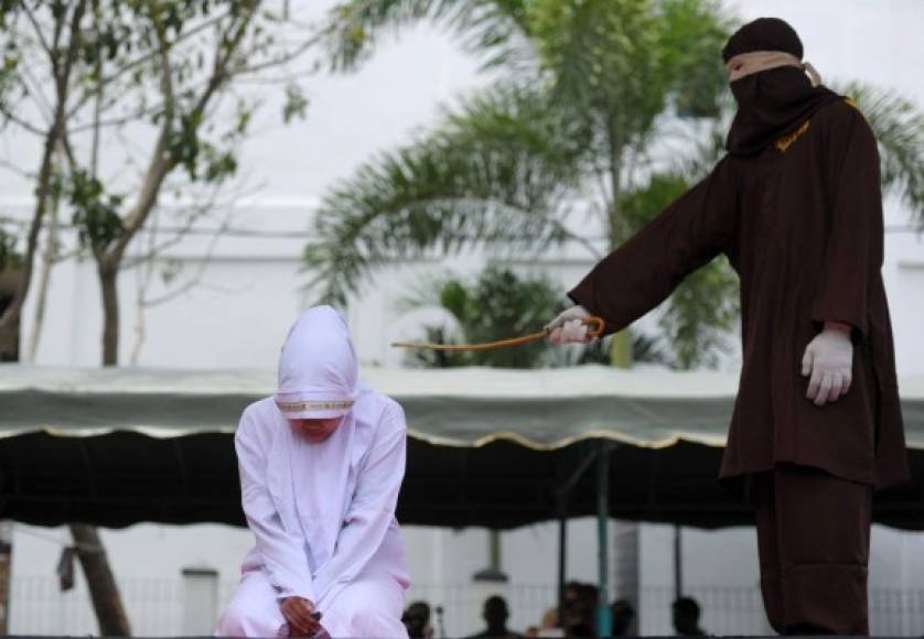 Una mujer musulmana es azotada por acercarse a otro hombre que no es su esposo, lo que va contra la Sharia.