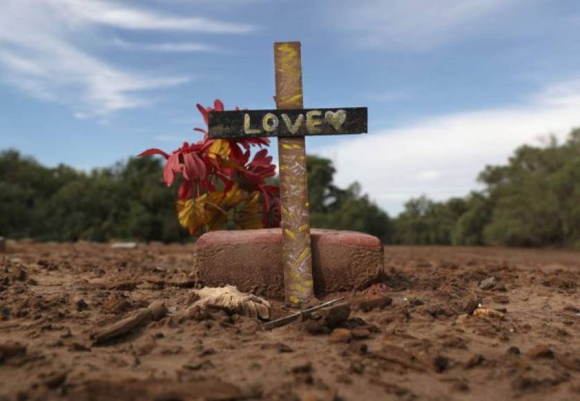 ESTADOS UNIDOS. La tumba del inmigrante. Una cruz en Holtville, California, que recuerda a los miles de inmigrantes que mueren en el desierto. Foto: AFP/John Moore