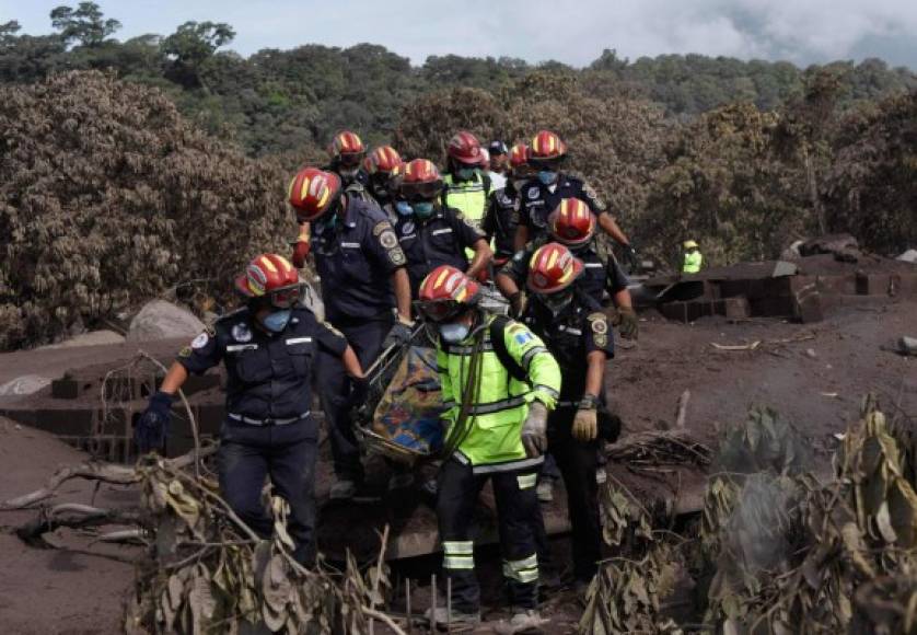 A pesar de la condiciones adversas, los rescatistas siguen laborando en la demoninada zona cero, donde continúan encontrando cuerpos de varios de los desaparecidos.