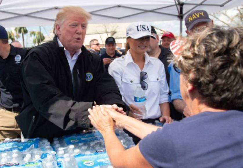 El magnate y Melania repartieron agua a los voluntarios y rescatistas tras finalizar su recorrido.