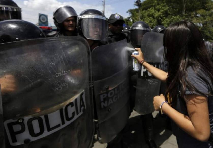 Testigos afirmaron que antimotines y seguidores del gobierno asediaron a los manifestantes desde el inicio de la marcha al sureste de Managua.