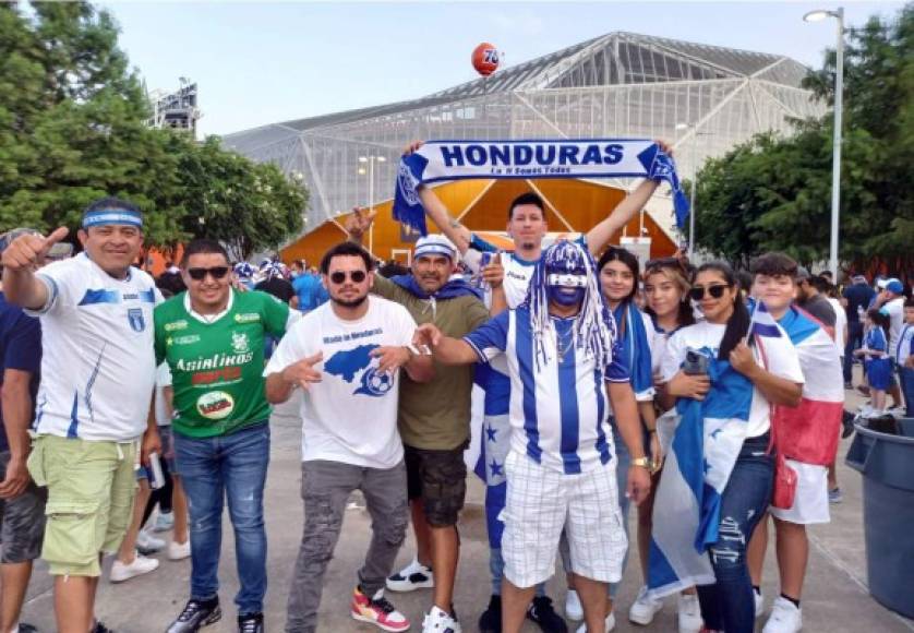 Desde muy temprano llegaron estos aficionados al estadio BBVA Compass de Houston.