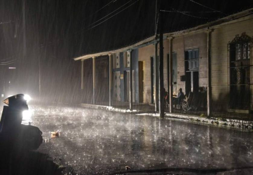 Irma, ahora con categoría tres, sigue siendo un peligroso huracán que recorre de este a oeste la costa norte cubana desde el viernes, dejando un rastro de destrucción, pero sin víctimas hasta el momento.