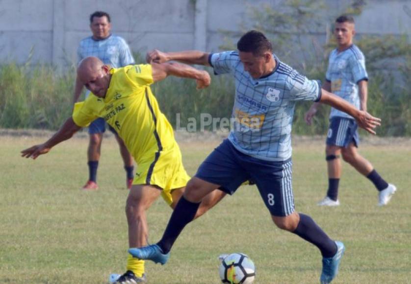 Carlos Oliva es pastor evangélico pero en sus ratos libres juega en la Liga de Veteranos.