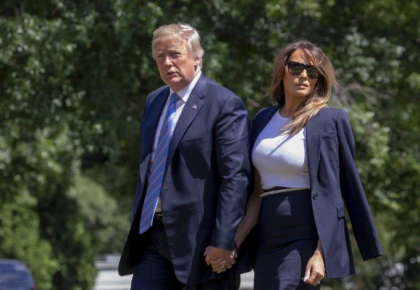 La primera dama estadounidense, Melania Trump, reapareció este miércoles junto al presidente Donald Trump, mostrando su respaldo a su esposo tras la tormenta política desatada en EEUU por la cumbre entre el magnate y el mandatario ruso, Vladimir Putin.