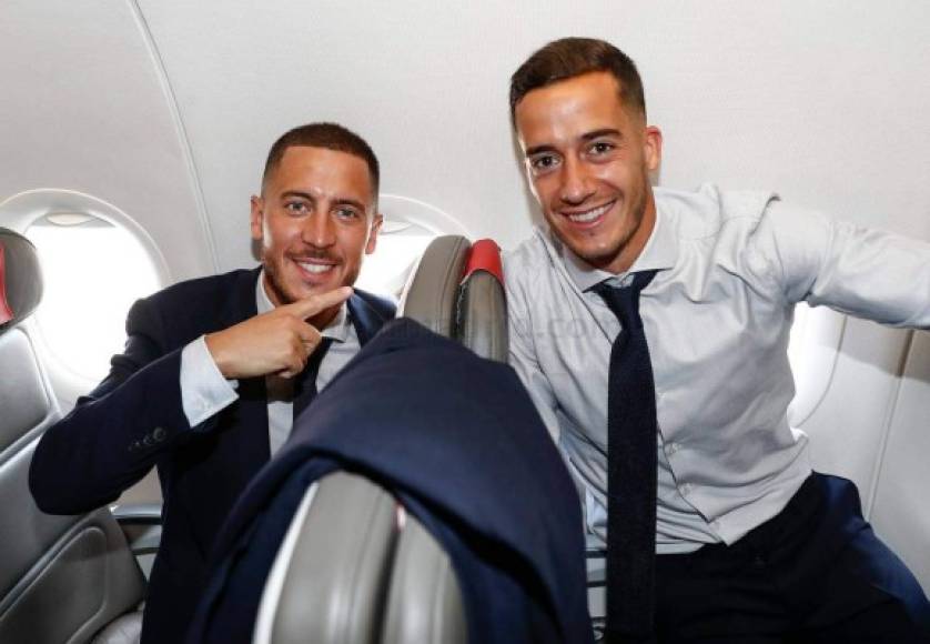 Eden Hazard y Lucas Vázquez en el avión camino a Manchester.