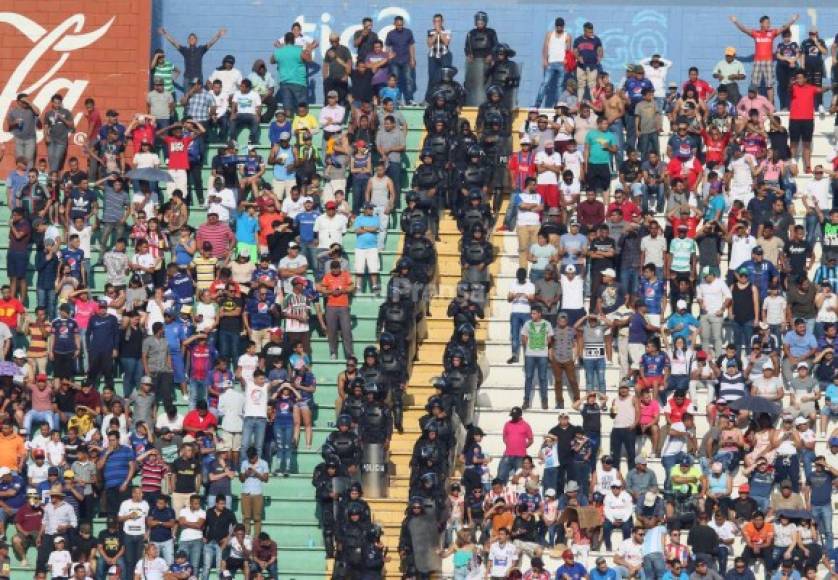 Pese a la gran cantidad de elementos de la Policía Nacional y Militar, en las afueras del estadio Nacional de Tegucigalpa las barras de ambos clubes protagonizaron una batalla campal.