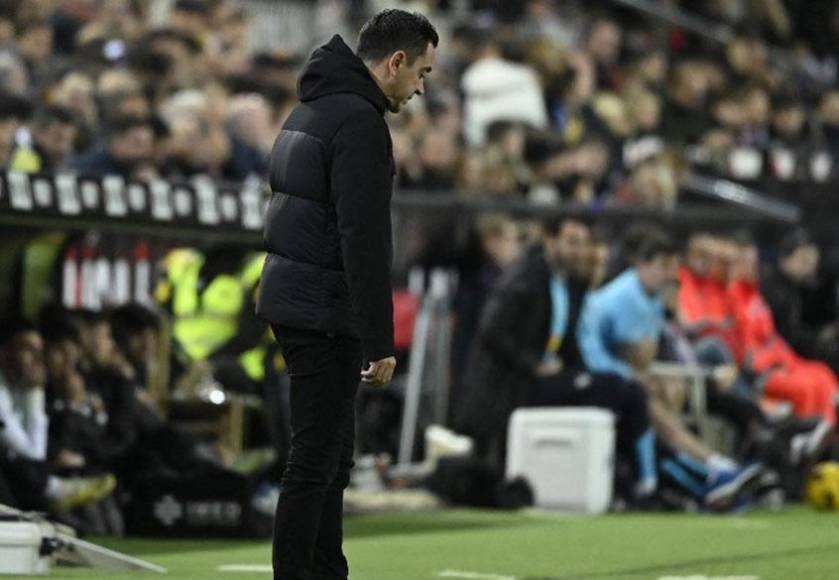 ” Regalamos dos puntos. Generamos ocasiones, presionamos... pero nos llevamos un punto que nos deja insatisfechos”, señaló Xavi tras el empate 1-1 entre Valencia y Barcelona.