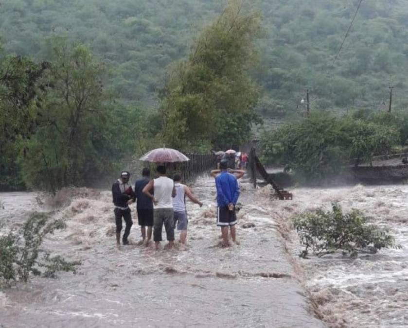 El temporal que azota Honduras, que ya cobró la vida de una persona, deja abundantes lluvias, incrementando los caudales de ríos y otras fuentes de agua y provocan inundaciones en algunos lugares. Esta es una fotografía de como está la situación en el departamento de Valle. A continuación un recorrido por diversos puntos de la geografía nacional afectados por as precipitaciones.