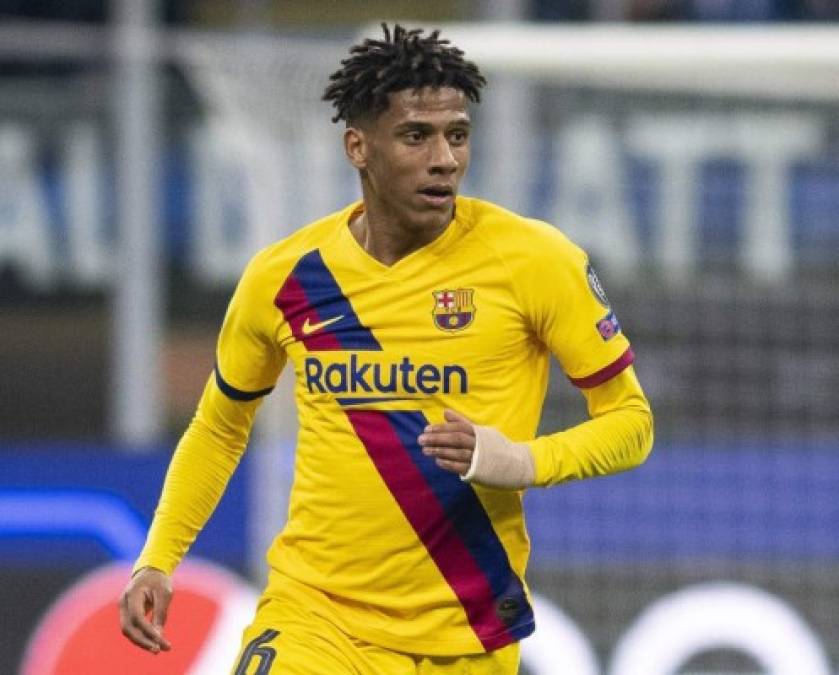 El destino de Jean-Clair Todibo parece no estar de momento en el Barcelona. Según las últimas informaciones que rodean al jugador, el Everton de Ancelotti podría estar interesado en adquirir los servicios del defensa que pertenece al club culé. Durante su corta estancia cedido en el Schalke 04, el central parece haber consagrado un gran cartel en Alemania, lo que ha atraído las miradas de algunos equipos europeos. <br/><br/>Según L'Equipe, el último pretendiente del francés sería un club italiano, el AC Milan. El jugador de momento, al margen de futuribles destinos, se mantiene alejado del grupo jugadores del Barcelona realizando una intensa preparación física.