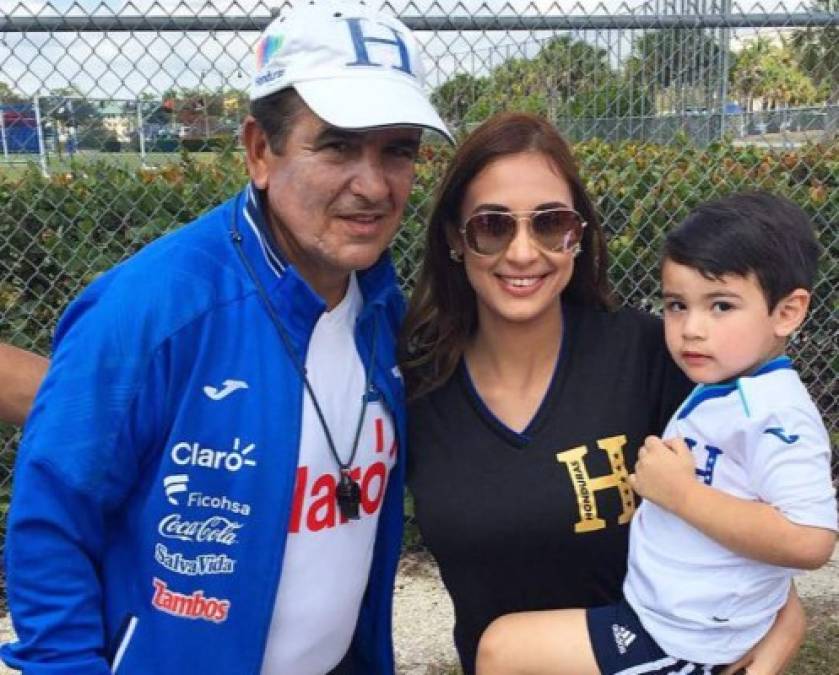 Jorge Luis Pinto, DT de Honduras, posando con la chica y su pequeño.