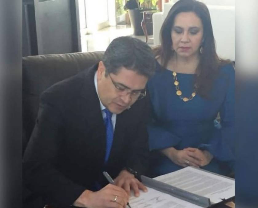 Ana de Hernández optó por lucir cabello suelto y un maquillaje muy natural. En la gráfica, el presidente hondureño, Juan Orlando Hernández, firmando hoy en México el Plan de Desarrollo Integral para el Triángulo Norte de Centroamérica, en el marco de la toma de posesión de su homólogo mexicano, Andrés Manuel López Obrador (AMLO).