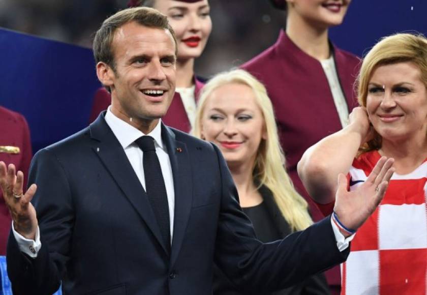 Emmanuel Macron mantuvo, por otra parte, una actitud muy deportiva con la presidenta de Croacia, Kolinda Grabar, que acudió a ver a la final con una camiseta de su selección y hasta llegó a protestar de pie alguna decisión del árbitro del partido. <br/>France won the World Cup for the second time in their history after beating Croatia 4-2 in the final in Moscow's Luzhniki Stadium on Sunday. / AFP PHOTO / Jewel SAMAD / RESTRICTED TO EDITORIAL USE - NO MOBILE PUSH ALERTS/DOWNLOADS<br/>