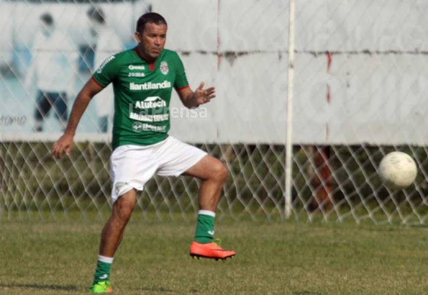 Lenín Suárez: El exdefensor viste los colores del Marathón Veteranos.