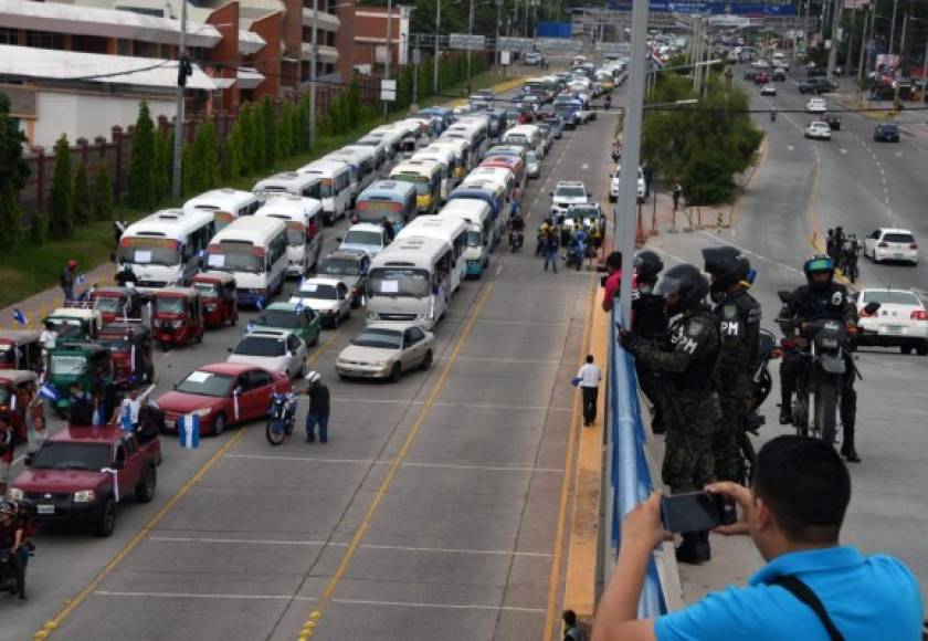 Los transportistas hondureños iniciaron su protesta este sábado desde la sede de la Universidad Nacional Autónoma de Honduras (Unah) para exigir la reducción del costo de los carburantes y hacer reformas a la Ley del Transporte Terrestre.<br/>