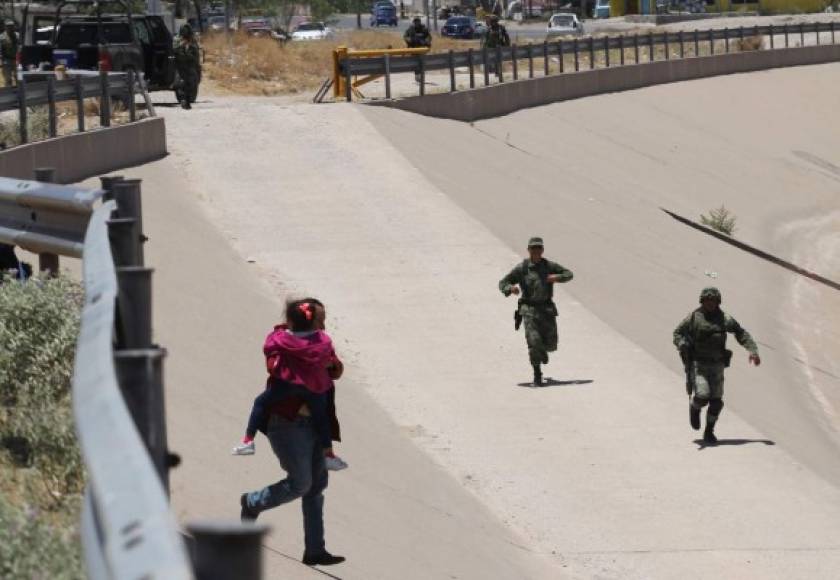 Los militares, fuertemente armados, detuvieron a un grupo de migrantes nicaragüenses en una persecución a lo largo del muro.