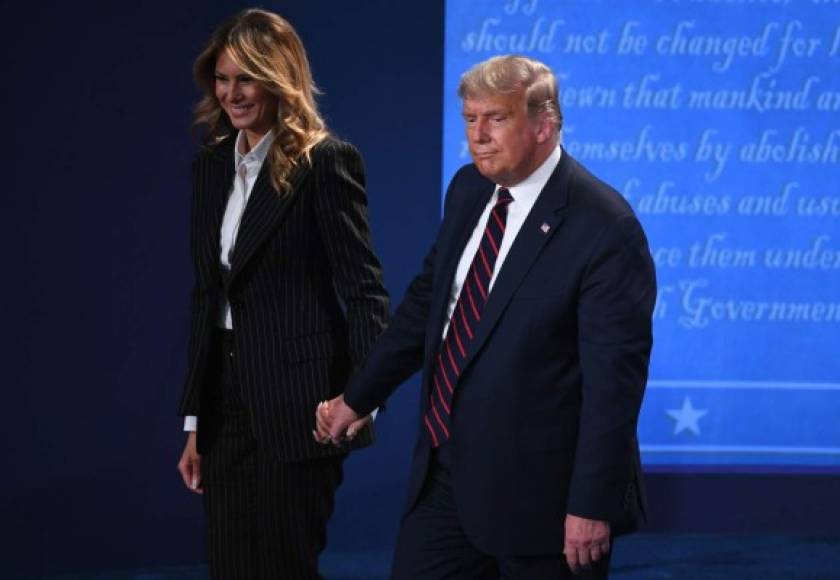 La pareja presidencial estadounidense saludó a sus seguidores y posó ante los fotógrafos al concluir el primer debate entre Trump y Biden.