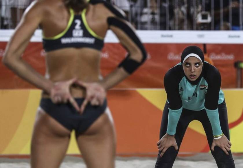 Doaa el-Ghobashy usó su hijab al enfrentar en el vóley playa a la dupla alemana.