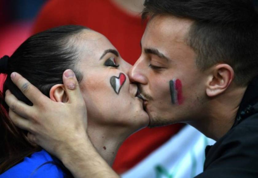 Estos italianos se dieron un beso en las graderías de Wembley.