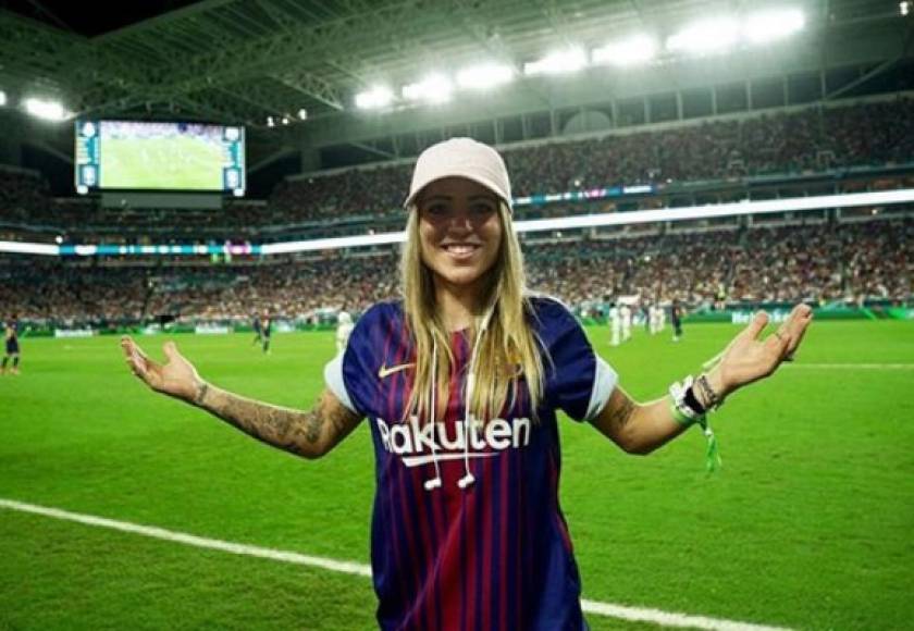 La nueva novia de Neymar también disfruta del fútbol y es aficionada al FC Barcelona, el ex club del ariete brasileño.