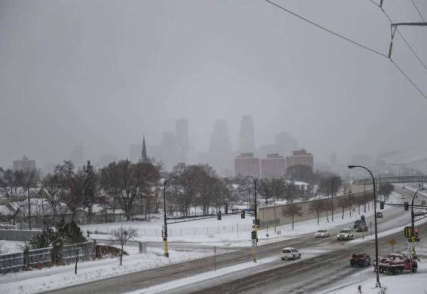 La ciudad de Minneapolis es una de las más afectadas por las fuertes nevadas y vientos que han provocado el cierre de varias autopistas y la cancelación de cientos de vuelos.